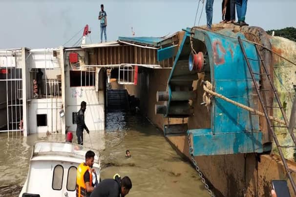 জানা গেল যে কারণে ১৭ ট্রাকসহ উল্টে যায় ফেরিটি