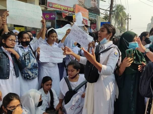 ২৪ ঘণ্টার আলটিমেটাম দিয়ে অবরোধ প্রত্যাহার শিক্ষার্থীদের