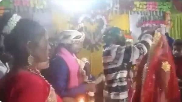 বিয়ের আসরে বরের সামনেই কনের সিঁথিতে প্রেমিকের সিঁদুর!