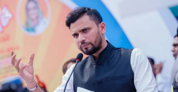 সাংসদ হিসেবে প্রাপ্ত কম্বল হস্তান্তর করলেন মাশরাফি