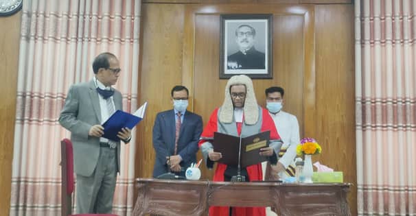 শপথ নিলেন নতুন সিইসি ও চার কমিশনার