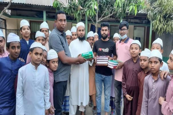 পবিত্র কোরআন নিয়ে মসজিদ-মাদ্রাসায় ছোটেন সেই পুলিশ