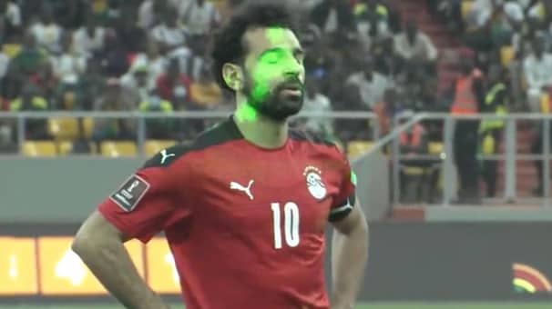 পেনাল্টির সময় সালাহর চোখে লেজার মারে সেনেগালের সমর্থকরা! (ভিডিও)