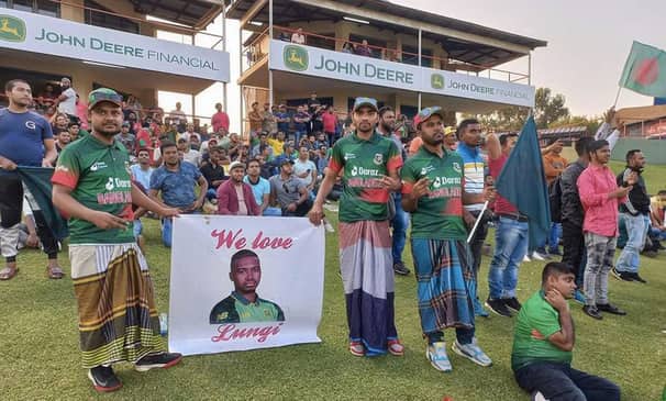 ইতিহাস গড়ার দিনে লুঙ্গি পরে লুঙ্গির প্রতি অন্য রকম ‘ভালোবাসা’