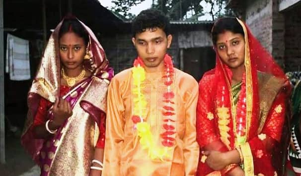 দুই প্রেমিকাকে পাশাপাশি বসিয়ে একসঙ্গে বিয়ে!