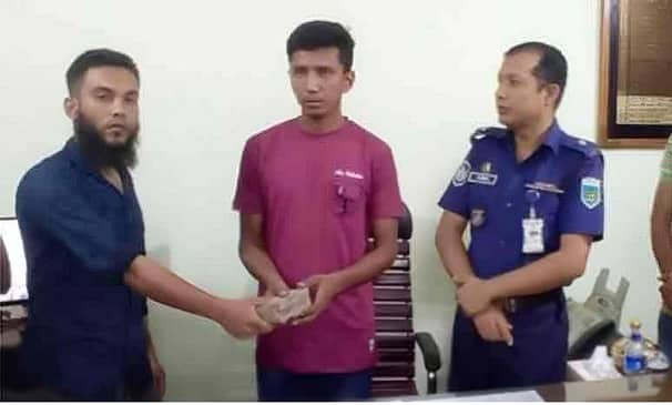 রাস্তায় কুড়িয়ে পাওয়া ২৫ লাখ টাকা ফেরত দিলেন ট্রাকচালক