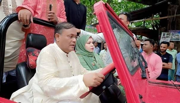 তথ্যমন্ত্রী যখন নিজেই গাড়িচালক