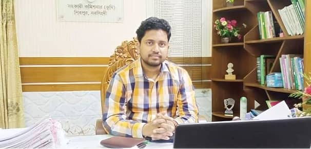 নরসিংদী জেলার শ্রেষ্ঠ ভূমি কর্মকর্তা শিবপুর উপজেলার শাহরুখ খান