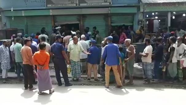 গ্রামের দুই মুদি দোকান থেকে মিলল ৯ হাজার লিটার সয়াবিন তেল!