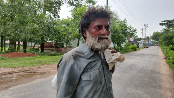 আখাউড়া জংশনে পাগলবেশে বলিষ্ঠ দেহের এই ব্যক্তি কে? পাগলবেশে