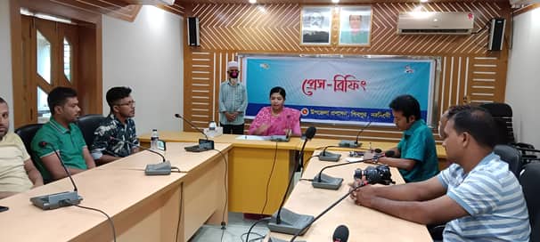 প্রধানমন্ত্রীর আশ্রয়ণ প্রকল্পের ঘর নিয়ে শিবপুরে ইউএনওর প্রেস ব্রিফিং ইউএনও