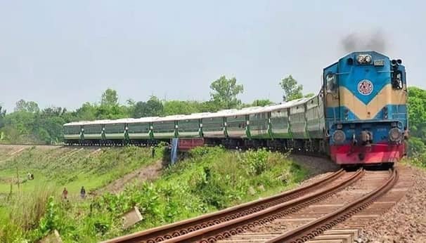 গলায় থাকা গামছা উড়িয়ে থামানো হলো ট্রেন, অল্পের জন্য বড় দুর্ঘটনা থেকে রক্ষা ট্রেন