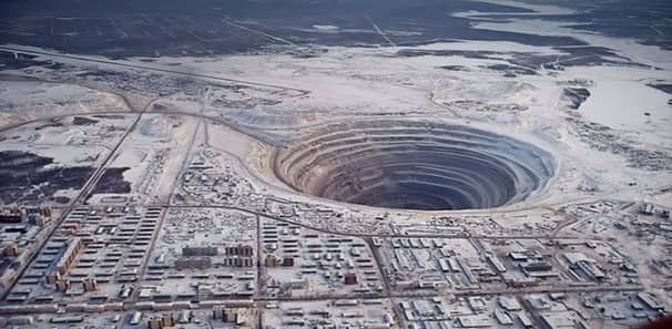 পৃথিবীর গভীরতম গর্ত খুঁড়ার রহস্যময় ইতিহাস, ২০ বছরের দুর্বিসহ মিশনের গল্প গর্ত