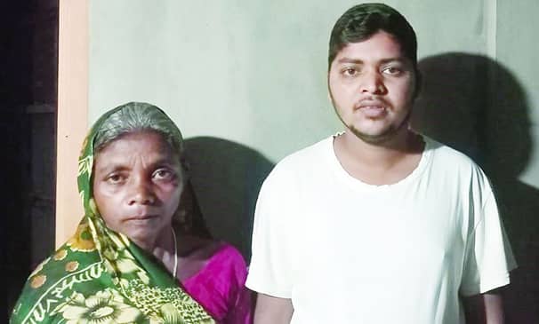 মা হাতে ৫০ টাকার একটি নোট দিয়ে কাঁদতে কাঁদতে বলেন, ‘কেউ ধার দেয়নি রে বাপ’ মা