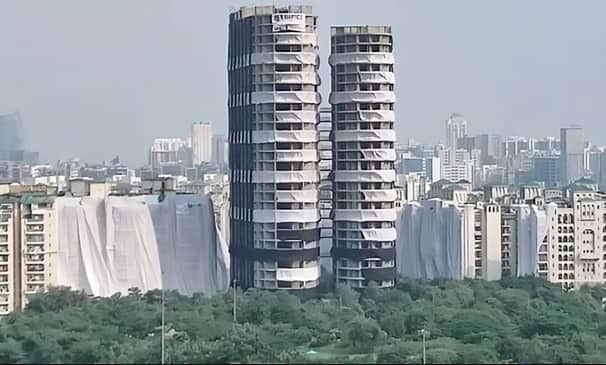 মুহূর্তেই মাটিতে মিশে গেল ৪০ তলা বিশিষ্ট বিশালকায় জোড়া ভবন (ভিডিও) ভবন