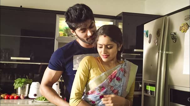 স্বামী পরকীয়ায় লিপ্ত, শিক্ষা দিতে খবরের কাগজের পুরো পাতায় বিজ্ঞাপন! পরকীয়া