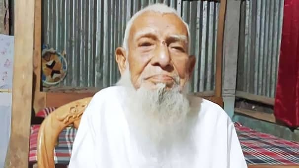১১০ বছর বয়সেও হেঁটে নামাজে যান, খালি চোখে করেন কোরআন তেলাওয়াত নুর নবী