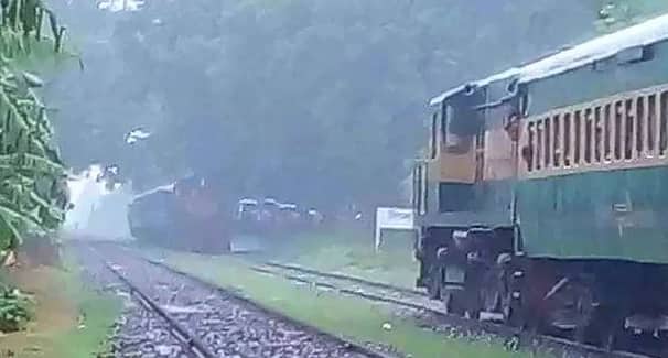 এক লাইনে মুখোমুখি দুই ট্রেন, মুখোমুখি সংঘর্ষ থেকে অল্পের জন্য রক্ষা ট্রেন