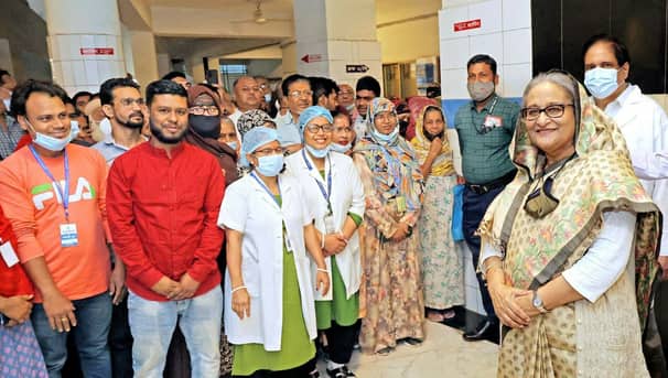 ১০ টাকার টিকিট কেটে ডাক্তারকে চোখ দেখালেন প্রধানমন্ত্রী