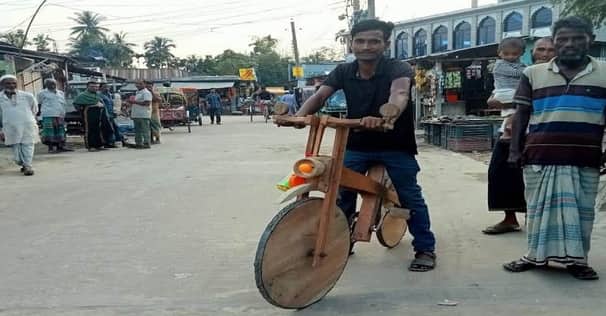 নিজের তৈরি করা কাঠের সাইকেলে ঘুরে বেড়ান কিশোরগঞ্জের সোহাগ