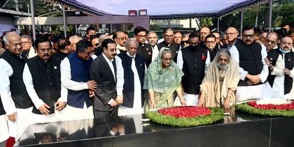 বঙ্গবন্ধুর প্রতিকৃতিতে আ.লীগের নবনির্বাচিত কেন্দ্রীয় কমিটির শ্রদ্ধা