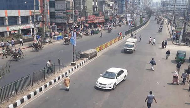 রাস্তায় বাস নেই, পায়ে হেঁটে কর্মস্থলে পৌঁছাচ্ছে রাজধানীবাসী