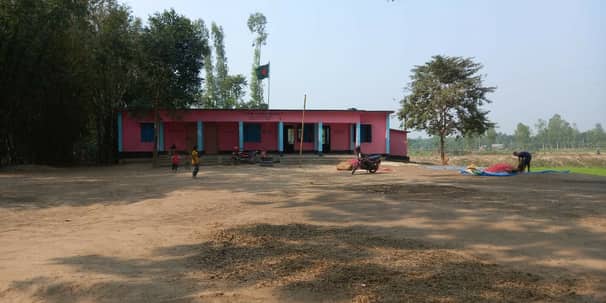 এক একর জায়গাজুড়ে স্কুল; শিক্ষক একজন, শিক্ষার্থী ৮
