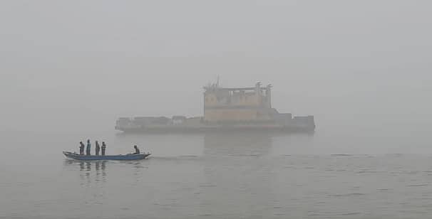 ঘন কুয়াশায় পাটুরিয়া-দৌলতদিয়া নৌরুটে ফেরি চলাচল বিঘ্নিত