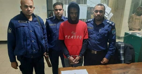 ইমিটেশন ভেবে আসল স্বর্ণ ডোবায় ফেলে দিলো চোর!