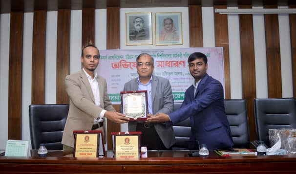 চুয়েট অফিসার্স এসোসিয়েশনের পক্ষ থেকে ভাইস চ্যান্সেলর অধ্যাপক ড. মোহাম্মদ রফিকুল আলমের হাতে সম্মাননা স্মারক প্রদান