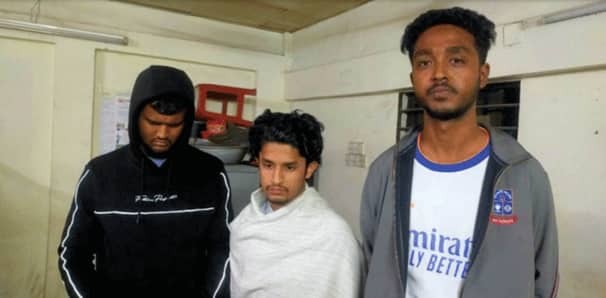 কাভার্ডভ্যান আটকে ‘ছিনতাই’, ঢাকা বিশ্ববিদ্যালয়ের ৩ শিক্ষার্থী আটক