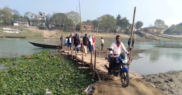 পাবনার চাটমোহরে একটি সেতুর অভাবে দুর্ভোগে ১০ গ্রামের মানুষ