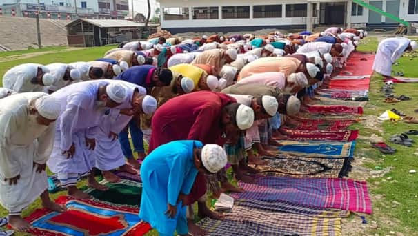 কুয়াকাটায় বৃষ্টির জন্য নামাজ আদায়, মোনাজাতে মুসল্লিদের কান্না