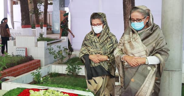 বোনকে সাথে নিয়ে ১৫ আগস্টের শহীদদের কবরে প্রধানমন্ত্রীর শ্রদ্ধা