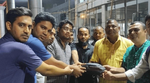 ব্যবসায়ীর ফেলে যাওয়া টাকার ব্যাগ ফিরিয়ে দিলেন ছাত্রলীগ নেতা টুটুল