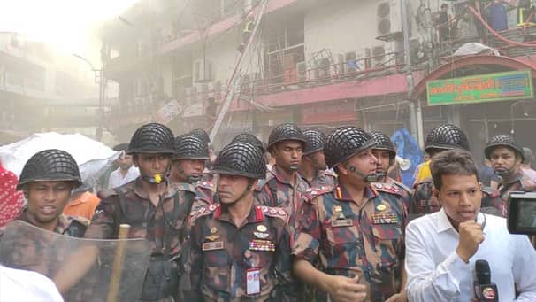 নিউমার্কেটের আগুন নিয়ন্ত্রণে ১২ প্লাটুন বিজিবি মোতায়েন