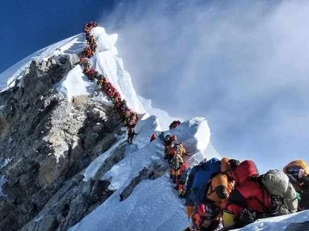 এভারেস্টে চড়তে পর্বতারোহীদের কত খরচ হয়?
