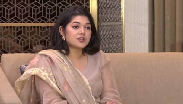 নেট দুনিয়ায় ঝড় তুলেছেন মেয়র আতিকের মেয়ে বুশরা
