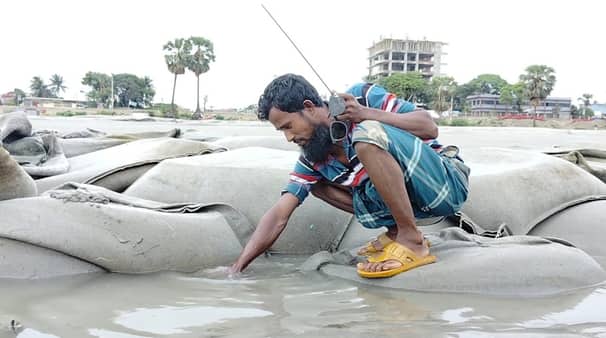 কুয়াকাটায় ভেসে আসছে স্বর্ণালংকার, মোবাইলসহ দামি জিনিসপত্র
