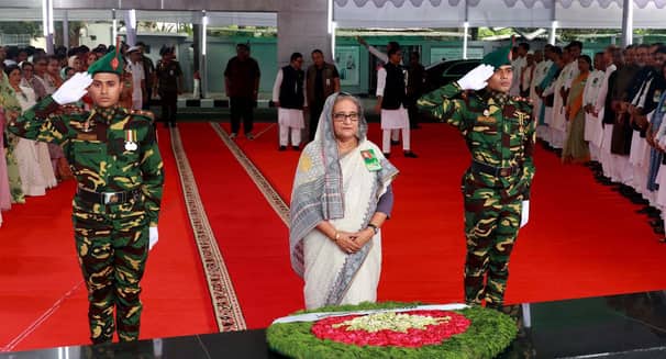ঐতিহাসিক ছয় দফা দিবসে বঙ্গবন্ধুর প্রতিকৃতিতে প্রধানমন্ত্রীর শ্রদ্ধা