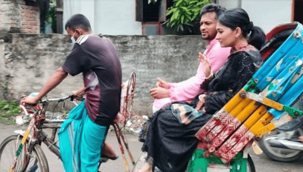 রিকশায় চড়ে সস্ত্রীক ঈদের দাওয়াত খেতে গেলেন সাকিব