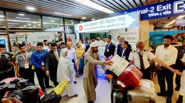 ৪১৮ জন হাজী নিয়ে ঢাকায় পৌঁছেছে বিমানের প্রথম ফিরতি ফ্লাইট