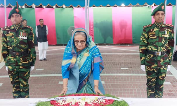 টুঙ্গিপাড়ায় বঙ্গবন্ধুর সমাধিতে প্রধানমন্ত্রীর শ্রদ্ধা নিবেদন