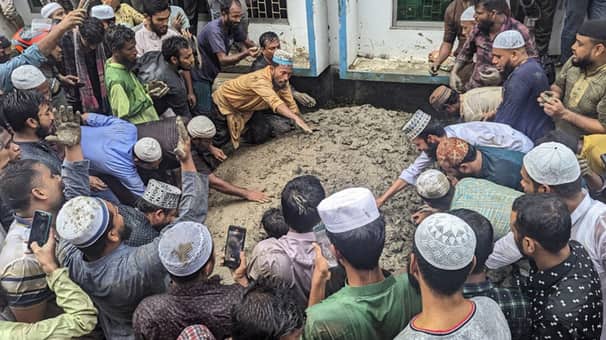পিরোজপুরে বড় ছেলের কবরের পাশে সাঈদীর দাফন সম্পন্ন