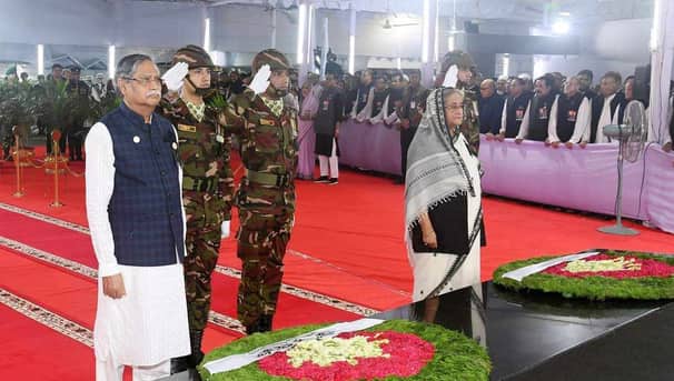 জাতীয় শোক দিবসে বঙ্গবন্ধুর প্রতিকৃতিতে রাষ্ট্রপতির শ্রদ্ধা
