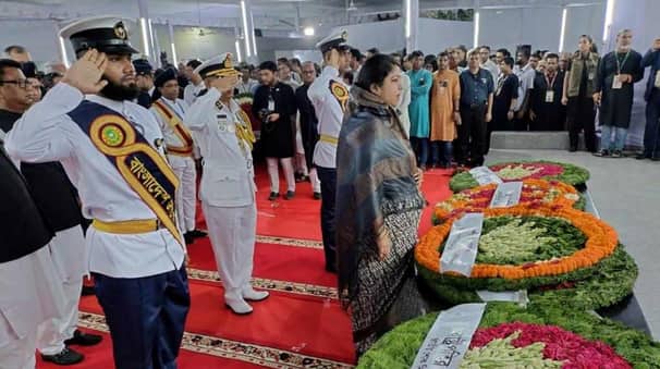 বঙ্গবন্ধুর প্রতিকৃতিতে স্পিকারের শ্রদ্ধা নিবেদন