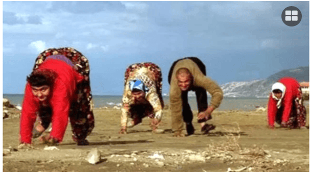 তুরস্কে চার হাত-পায়ে হামাগুড়ি দিয়ে চলাচল এক পরিবার