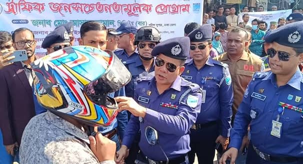 জরিমানার পরিবর্তে শতাধিক বাইকারকে হেলমেট দিলেন ঢাকার এসপি