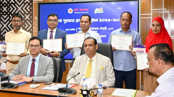 ‘শুদ্ধাচার পুরস্কার’ পেলেন ভূমি মন্ত্রণালয়ের ৫ জন
