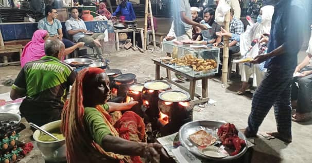 উত্তরে শীত যত জেঁকে বসছে, তত ভীড় বাড়ছে পিঠাপুলির দোকানে
